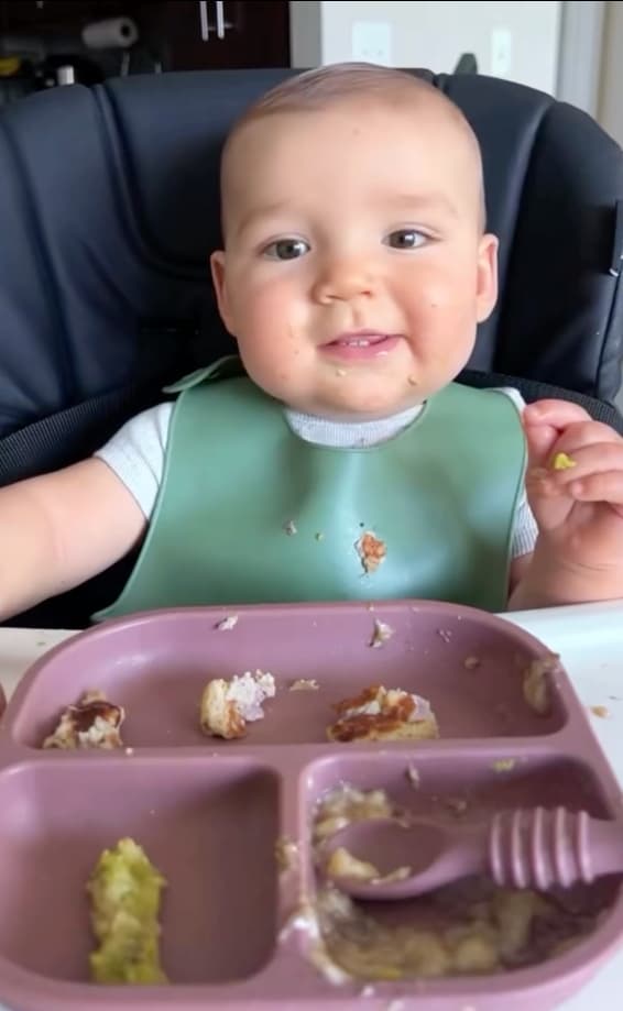 Bebé comiendo feliz